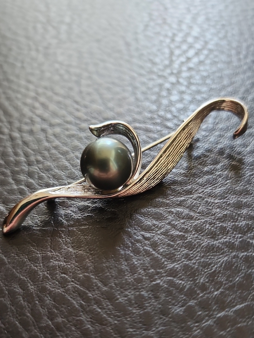 Elegant Silver-Tone Brooch with Dark Green Pearl
